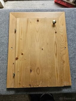 Drevene dvierka , vešiak