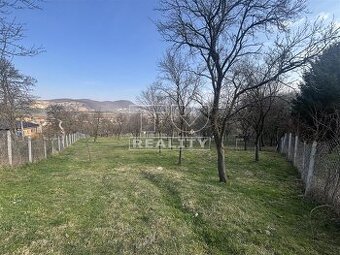 STAVEBNÝ POZEMOK 1377m2, TRENČIANSKE JASTRABIE