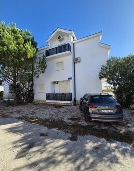 Chorvátsko, apartmán 180 metrov od mora, parking.