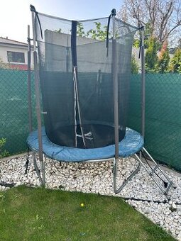 Trampolina na zahradu