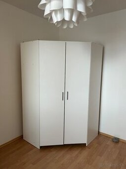 Biela rohová šatníková skriňa