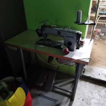 Šijací stroj na čalúnicke práce Minerva. Výborný stav