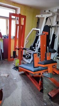 velky kohi stroj na tehlicky na nohy