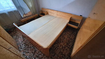 Posteľ s nočnými stolíkmi