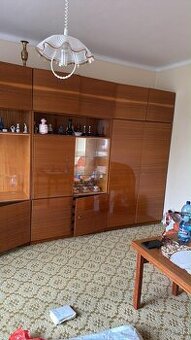 Zachovala obývačkova stena