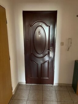 • Bezpečnostné vchodové dvere