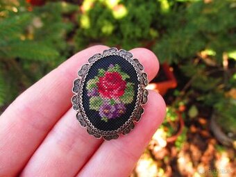 Strieborná filigránová brošňa s výšivkou, Ag 800