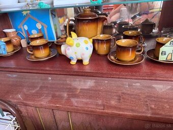 Sada šálok s dzbanom a dalsimi nadobami