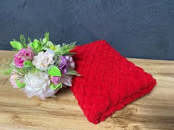 Háčkovaná červená deka z jemnej puffy vlny