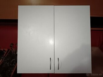 Biela skrinka s policou