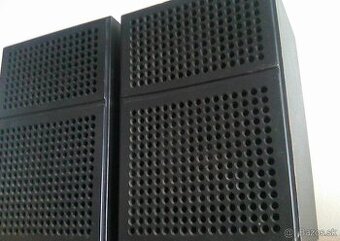 Tesla prázdne debničky