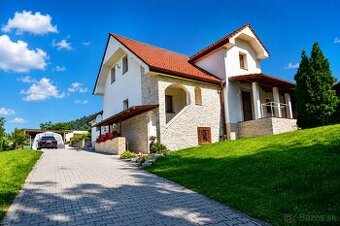 Rodinné sídlo s  jazierkom, pozemkom 3760m² pri Žiline