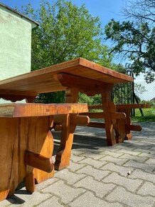 Zachovalý masívny stôl s lavicami - 1