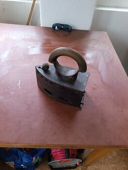 Predám starožitnú žehličku, kuchynskú váhu,mlinčeky