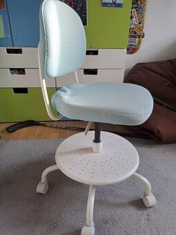 Detska stolicka k pisaciemu stolu