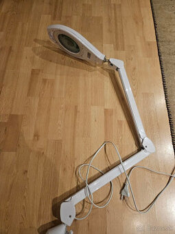 LED lampa s lupou