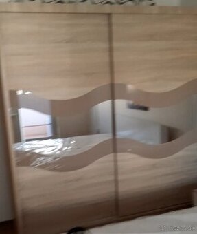 Predám šatníkovú skriňu + komodu.