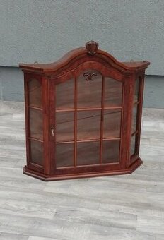 Vitrína nástenná – 71 x 67 x 16 cm .