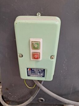 Omieľací laboratórny stroj