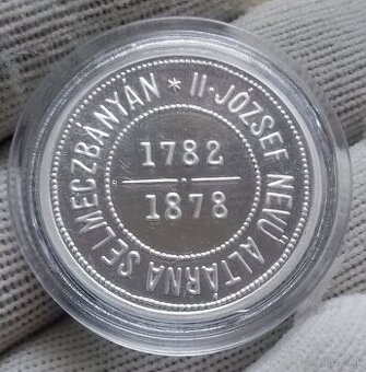 Novoražby vzácnych zlatníkov FJI.