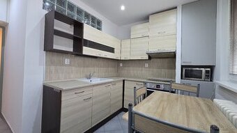 PRIESTRANNÝ 3-IZBOVÝ BYT PO REKONŠTRUKCII V TICHOM PROSTREDÍ