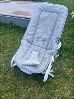 Sivá hojdačka pre bábätka