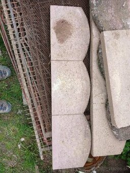 Betonoby obrubnik cerveny vlnity