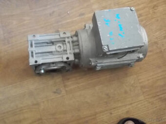 predam elektromotor s prevodovkou