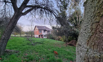 ROZOSTAVANÝ DOMČEK a POZEMOK 612m2 MYJAVSKÉ KOPANICE