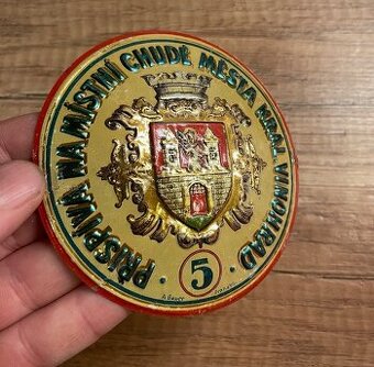 Stará plechová cedule ŽEBRAČENKA přispívá na místní chudé