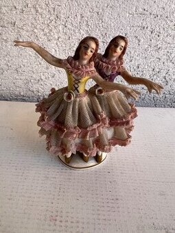 Porcelanova starozitna antik vintage  socha 2 baletky s cipk
