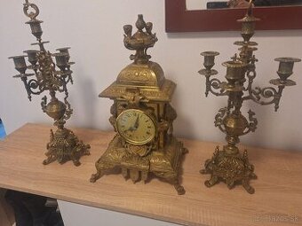 Krbove hodiny a svietniky na baterku...