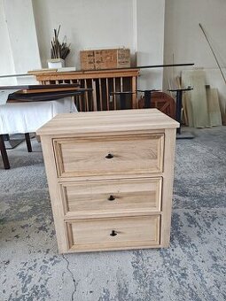 Malá dubová šuflíková komoda