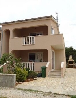 Chorvátsko, 3 izbový apartmán 300 metrov od mora, parking.