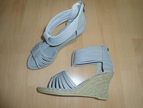 Svetlosivé letné sandálky