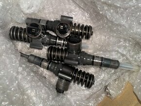 Audi a4 b7 2.0 Disel Vstreky Injektory BOSCH 8414720404