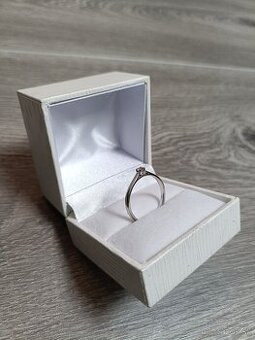 Diamantový zásnubný prsteň