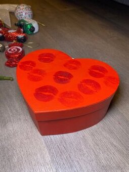 Červená darčeková krabička so srdiečkovým vzorom