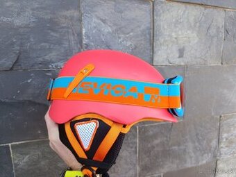 Detská lyžiarska prilba s okuliarmi.