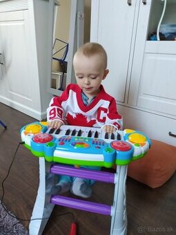 Elektricky Klavír hra reálne aj rôzne pesničky hudobný