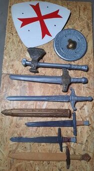 Plastové a drevené meče, štíty, sekera, luk a kuša