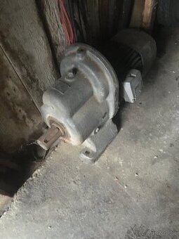 Motor s prevodovkou
