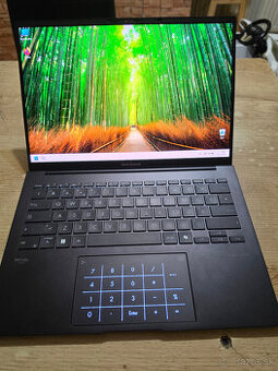 ASUS Zenbook 14 OLED model 2025 s Ryzen 7 procesorom 8 gener