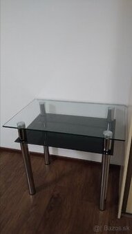 Sklenený stolík