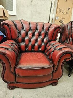 CHESTERFIELD ŠTÝL,KOŽENÉ KRESLO MASÍVNE-ZĽACNENÉ