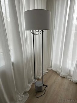 Stojaca lampa