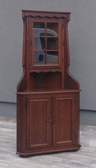 Vitrína rohová.