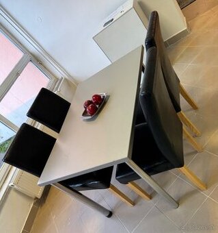 Jedálenský set – stôl + 4 stoličky