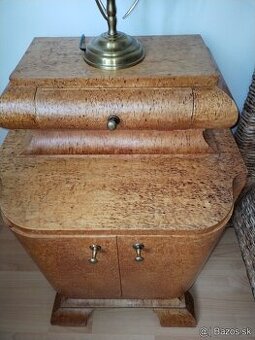 Art Deco nočný stolík