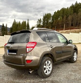 Rav4 Toyota benzín,automat,4x4,Isofix